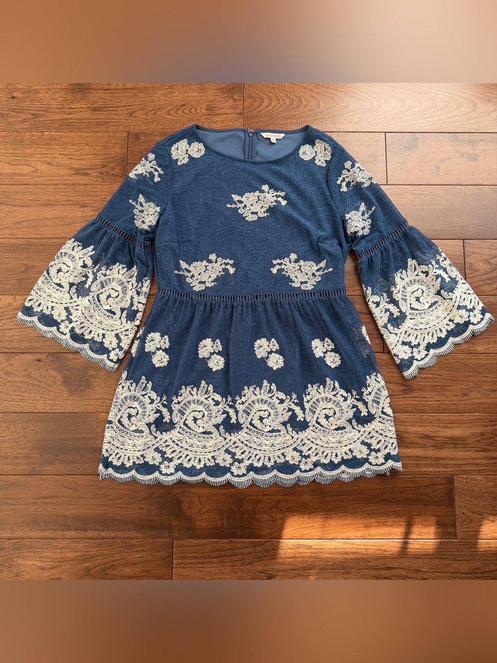 John Mark Fleur in Bloom Embroidered Navy Lace Bell-Sleeve Blouse Size Medium - Picture 2 of 7